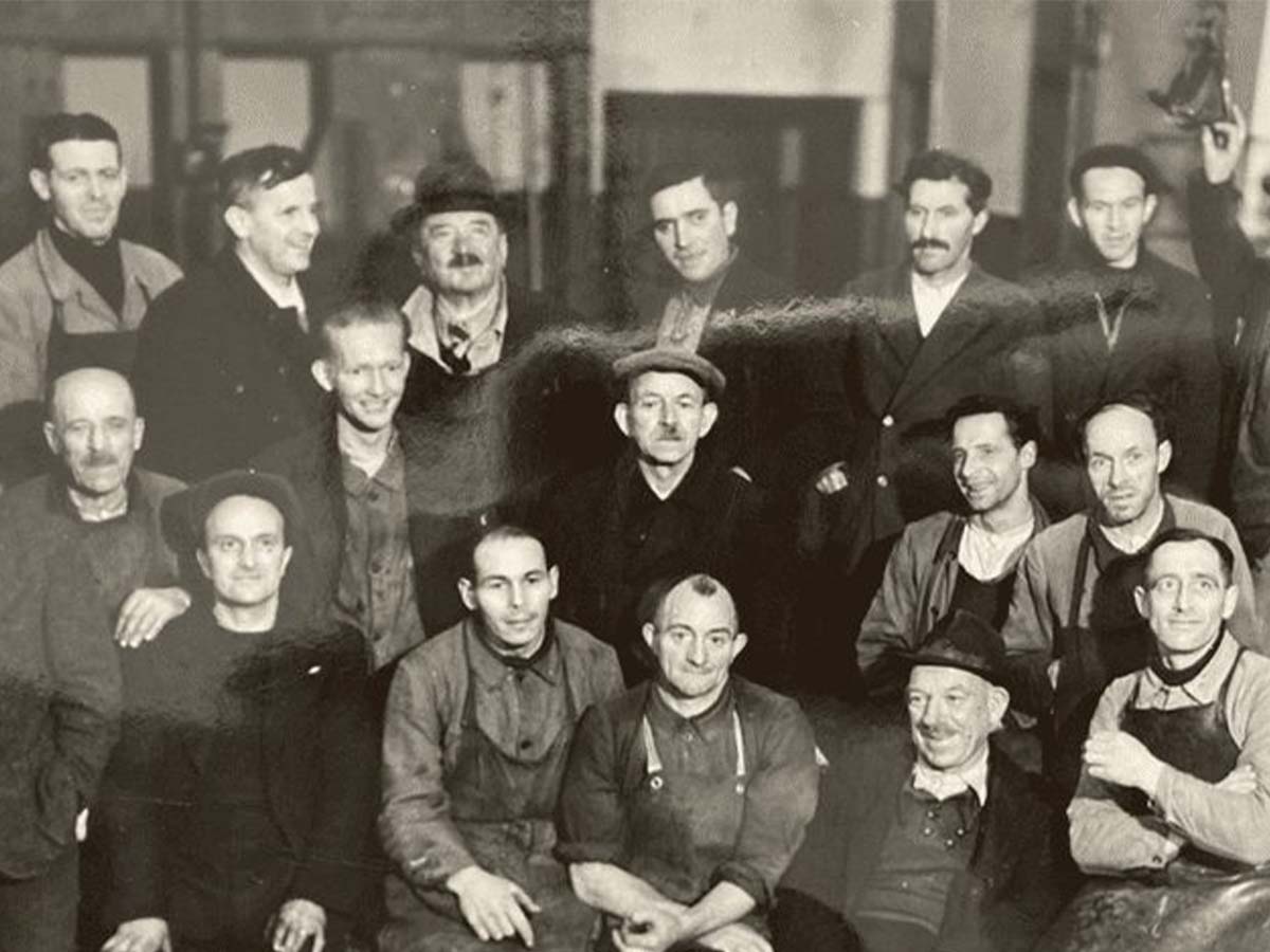 Photo en noir et blanc des fondateurs des Vignerons de la région de Morges, posant ensemble au début du 20ème siècle en vêtements de travail.