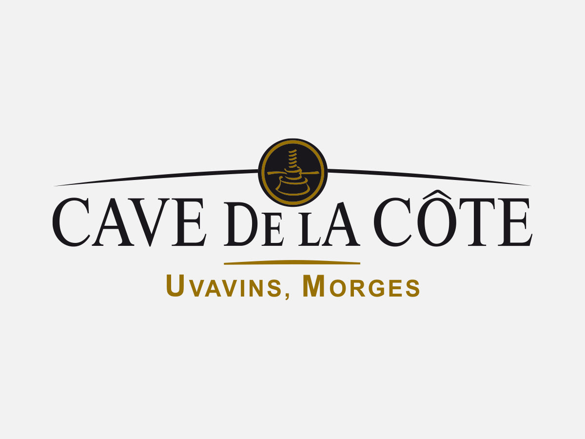 Logo de 1974 de la Cave De La Côte avec le texte 'CAVE DE LA CÔTE' en capitales et petites capitales élégantes, surmonté d'un symbole circulaire représentant un pressoir doré et noir, avec la mention 'Uvavins, Morges' en doré en dessous.
