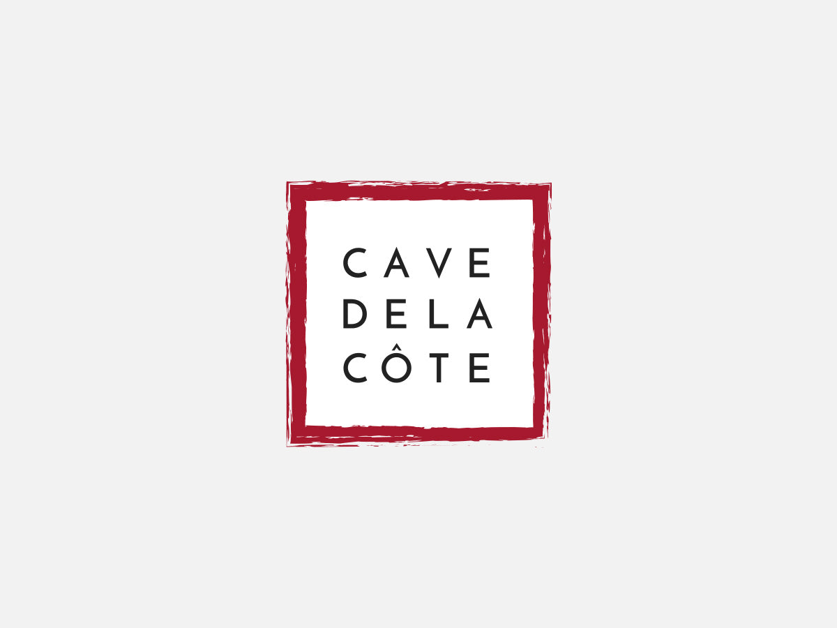 Le logo Cave de La Côte depuis 2018: texte sur trois lignes en capitales et encadré d'un trait de pinceau rouge.