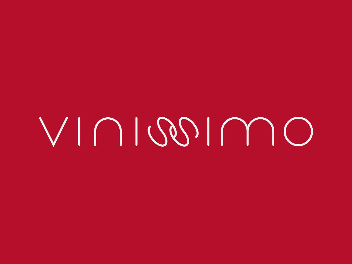 Le logo Vinissimo: police fine, lettres capitales en blanc sur fond rouge. Les deux "s" s'entremêle rappelant la spirale d'un tire-bouchon.