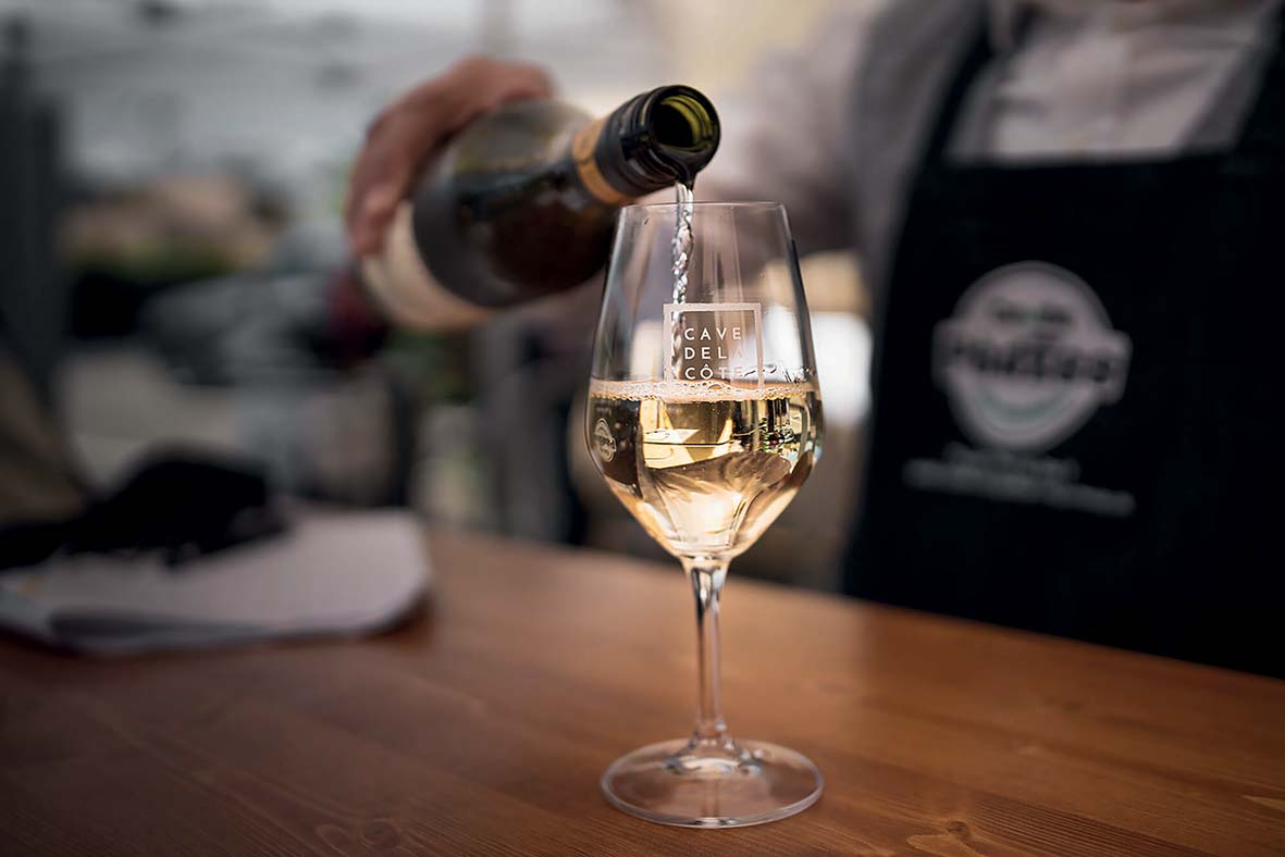 Ein Glas Wein wird serviert. Sie können uns über das Formular oder telefonisch kontaktieren.  