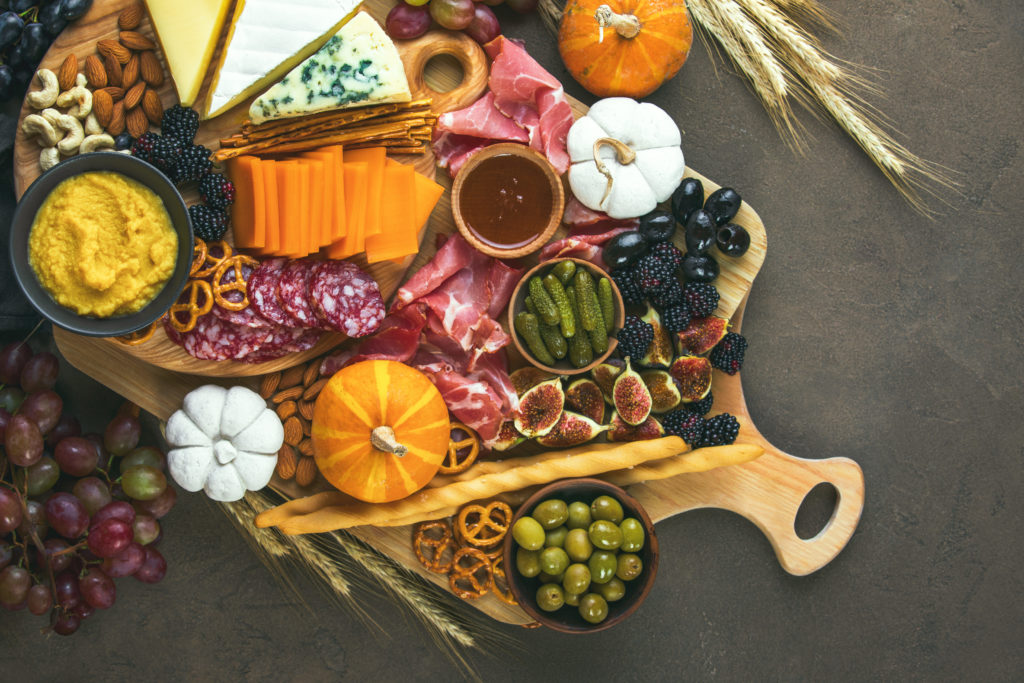 image dd'une table rempli de nourriture de merveilles d'automne
